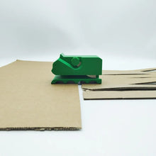 Carregar imagem no visualizador da galeria, Cortador de Papelão para Arranhadores de Gatos