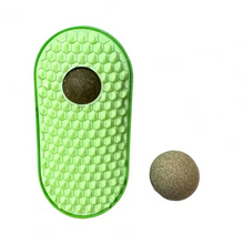 Carregar imagem no visualizador da galeria, Escova Massageadora com Bolinha de Catnip
